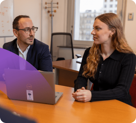 Réunion d’équipe dans un environnement de travail moderne