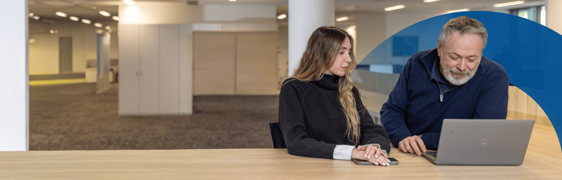 Équipe en échange dans une dynamique collaborative